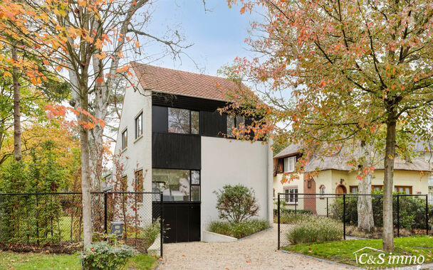 Een lichtrijke karaktervolle open bebouwing met zonnige tuin op 560m&sup2;. De woning is gerenoveerd in 2025 en gelegen op de grens met Vriesdonk op wandelafstand van het centrum.
De lichtrijke inkomhal verwelkomt u en zet meteen de toon voor het warme interi