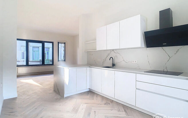 Dit stijlvolle en energiezuinige appartement, dat in 2025 volledig gerenoveerd werd, combineert moderne technologie met een verfijnde esthetiek. Het bevindt zich in een kleinschalig gebouw met slechts 9 units, in de opkomende en bruisende BOHO-wijk van An