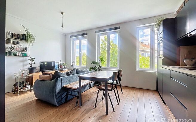 Gezellig stadsappartement met ruim terras en 1 slaapkamer, gelegen vlakbij het Operaplein en de Italiëlei. Het appartement is modern en smaakvol ingericht, en geniet van overvloedig natuurlijk licht. Achteraan bevindt zich een ruim, zuidgericht terras me