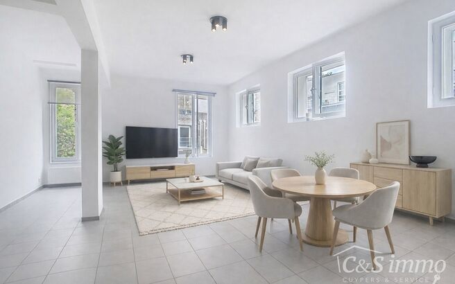 Instapklaar hoekappartement met zonnig gemeenschappelijk dakterras op topligging nabij UA. Ideaal voor starters of investeerders.
Op de eerste verdieping van een verzorgd gebouw, rustig gelegen aan de achterzijde, vindt u dit charmante hoekappartement.
Vi