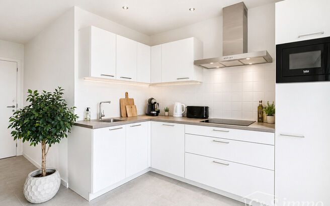 Modern en luxueus nieuwbouwappartement met twee slaapkamers (ca. 75 m&sup2;), ideaal gelegen nabij Park Spoor Noord. Het hoge schuifraam zorgt voor een overvloed aan natuurlijk licht in de ruime leefruimte (ca. 27 m&sup2;), die rechtstreeks toegang biedt tot het 