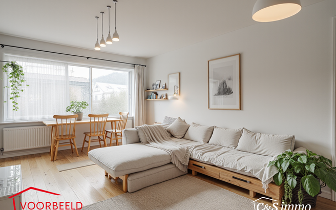 Op de eerste verdieping van een kleinschalig gebouw vindt u dit gezellige appartement terug.
Een ruime woon- en eetkamer op laminaat (ca 30m²) met een gesloten keuken (ca 6m²) voorzien van de nodige apparatuur (gasvuur, lavabo, koelkast).
De dubbele beg