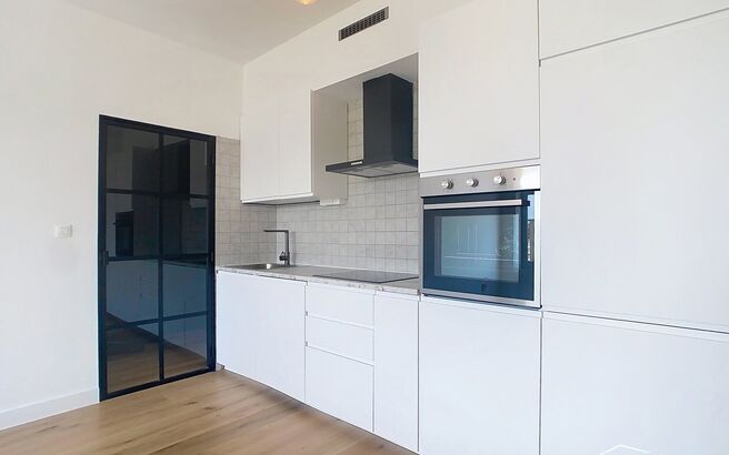 Ontdek dit volledig gerenoveerde appartement op de derde verdieping, ideaal gelegen en instapklaar!
Via de ruime inkomhal (ca. 6 m²) met ingemaakte kasten en parketvloer betreedt u het appartement. De lichtrijke leefruimte (ca. 31 m²) aan de voorzijde b