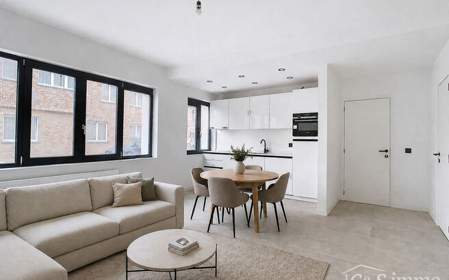 Laatse unit te koop met mooi rendement
Stap binnen in dit smaakvol afgewerkte appartement, gelegen in een klasse vol gerenoveerd gebouw op wandelafstand van het centrum van Edegem.
De inkomhal biedt directe toegang tot de moderne open keuken, volledig uit