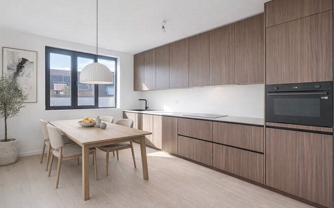 Tip top afgewerkt duplex appartement met terras en 2 slaapkamers.  Dit appartement biedt een perfecte balans tussen comfort en stijl, gelegen in de levendige en vernieuwende wijk Stuivenberg. Bij binnenkomst inkomhal met een apart toilet. De lichtrijke le