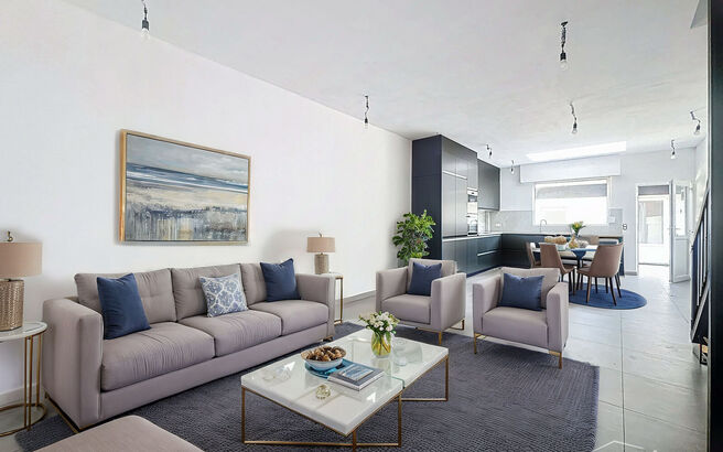 Ontdek deze instapklare, vernieuwde woning (2025) die je verrast met haar ruimte en indeling. De woning beschikt over een royale leefruimte met open keuken van maar liefst 45 m² – ideaal voor gezellige familiemomenten of het ontvangen van gasten.
De ke