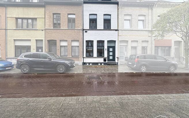 In een rustige straat, maar toch centraal gelegen, bevindt zich deze volledig gerenoveerde woning met onderhoudsvriendelijke tuin. De woning werd met oog voor detail afgewerkt en combineert moderne materialen met een tijdloze stijl. Bij het binnenkomen wo