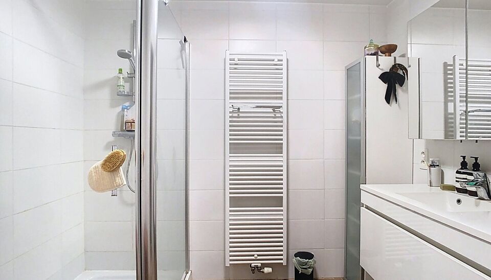 Appartement op toplocatie aan het Eilandje. De woonkamer (ca.31 m²) is aan de voorzijde gelegen met optimale lichtinval. De open keuken is volledig voorzien van een kookplaat, dampkap, oven, koelkast en vaatwasser. Via de nachthal (ca. 4m²) betreden we 