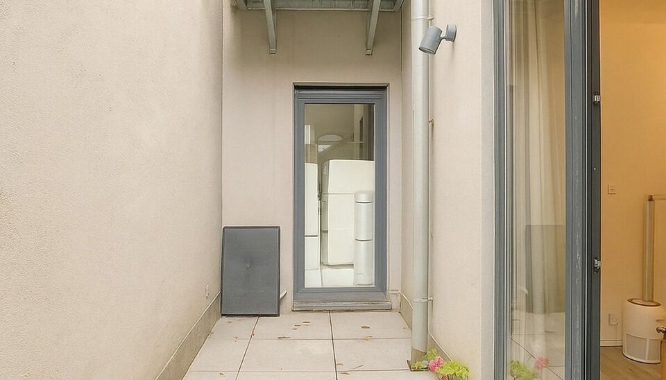 Appartement op toplocatie aan het Eilandje. De woonkamer (ca.31 m²) is aan de voorzijde gelegen met optimale lichtinval. De open keuken is volledig voorzien van een kookplaat, dampkap, oven, koelkast en vaatwasser. Via de nachthal (ca. 4m²) betreden we 