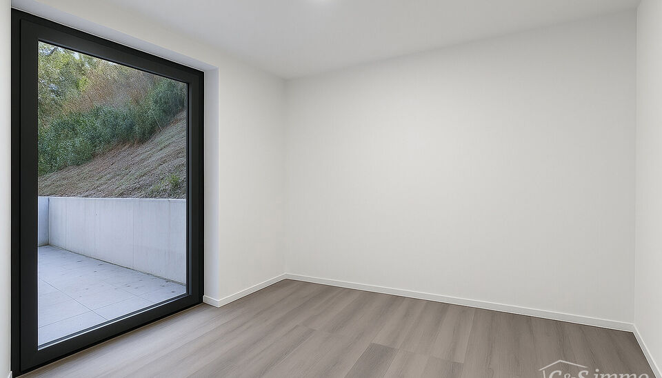 Appartement op toplocatie aan het Eilandje. De woonkamer (ca.31 m²) is aan de voorzijde gelegen met optimale lichtinval. De open keuken is volledig voorzien van een kookplaat, dampkap, oven, koelkast en vaatwasser. Via de nachthal (ca. 4m²) betreden we 