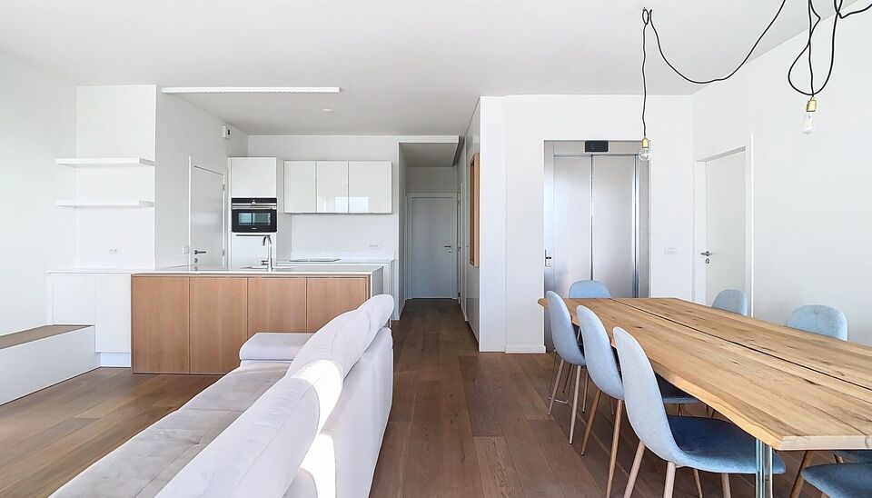 Hedendaags volledig gerenoveerd appartement (ca 75m²) met frontaal uitzicht op de Schelde in een monumentaal gebouw op het Eilandje. Woon- en eetkamer (ca. 30m²) op parket met open ingerichte keuken met eiland voorzien van kookplaat, dampkap, combi oven