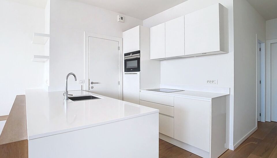 Hedendaags volledig gerenoveerd appartement (ca 75m²) met frontaal uitzicht op de Schelde in een monumentaal gebouw op het Eilandje. Woon- en eetkamer (ca. 30m²) op parket met open ingerichte keuken met eiland voorzien van kookplaat, dampkap, combi oven