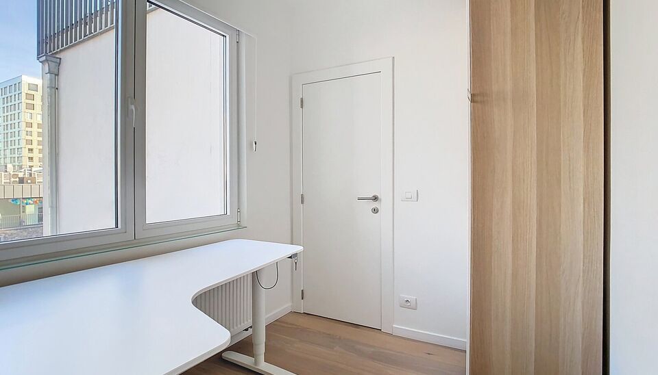 Hedendaags volledig gerenoveerd appartement (ca 75m²) met frontaal uitzicht op de Schelde in een monumentaal gebouw op het Eilandje. Woon- en eetkamer (ca. 30m²) op parket met open ingerichte keuken met eiland voorzien van kookplaat, dampkap, combi oven