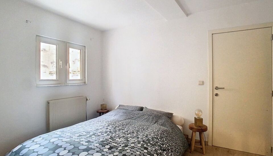 Gezellig éénslaapkamer appartement op centrale locatie aan Hendrik Conscienceplein.
Inkomhal met vestiaire en gastentoilet. Ruime en lichte leefruimte (ca. 32m²) op laminaatvloer. Open keuken uitgerust met gasfornuis, traditionele oven en dampkap. Aans