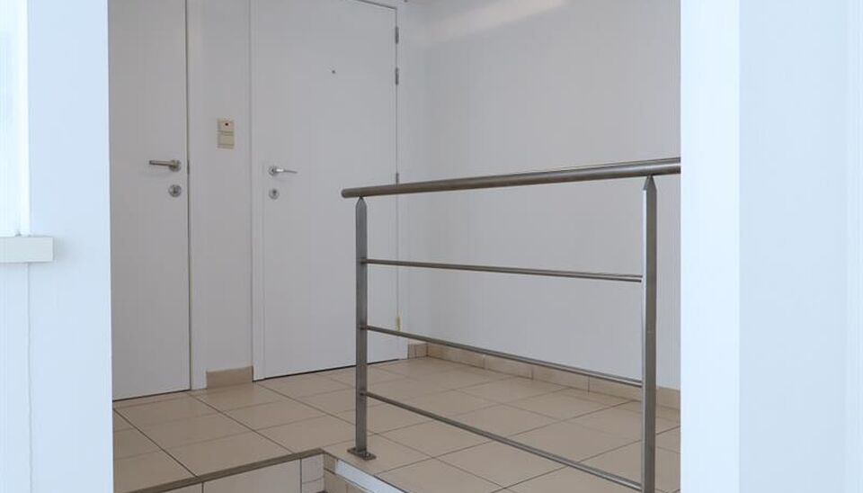 Gezellig éénslaapkamer appartement op centrale locatie aan Hendrik Conscienceplein.
Inkomhal met vestiaire en gastentoilet. Ruime en lichte leefruimte (ca. 32m²) op laminaatvloer. Open keuken uitgerust met gasfornuis, traditionele oven en dampkap. Aans