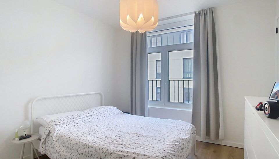 Een mooi afgewerkt appartement met een terras op een absoluut toplocatie. Bij binnenkomst verwelkomt een hal met vestiaire en een apart toilet met wastafel. De ruime woon- en eetkamer (ca. 30m²) straalt klasse uit, met een open keuken voorzien van een st