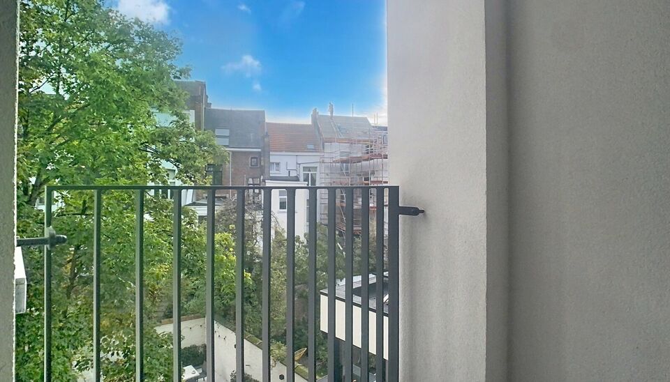 Een mooi afgewerkt appartement met een terras op een absoluut toplocatie. Bij binnenkomst verwelkomt een hal met vestiaire en een apart toilet met wastafel. De ruime woon- en eetkamer (ca. 30m²) straalt klasse uit, met een open keuken voorzien van een st