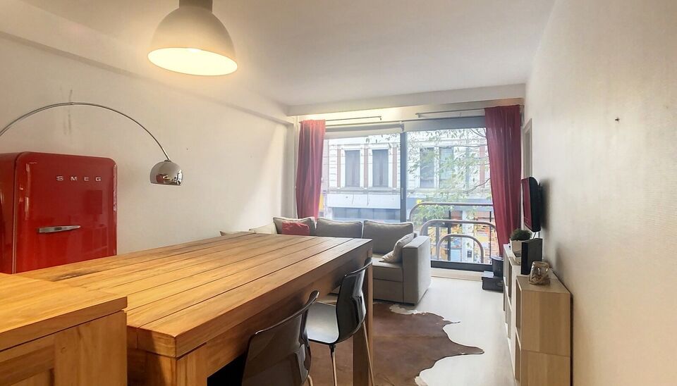 Gezellig en bemeubeld éénslaapkamer appartement, centraal gelegen tussen de hippe modewijk en het trendy Zuid. Via de lift naar eerste verdieping. Privatieve inkomhal met toegang tot toilet en vestiairekast. Lichte woonkamer (ca. 28 m²) op laminaat met