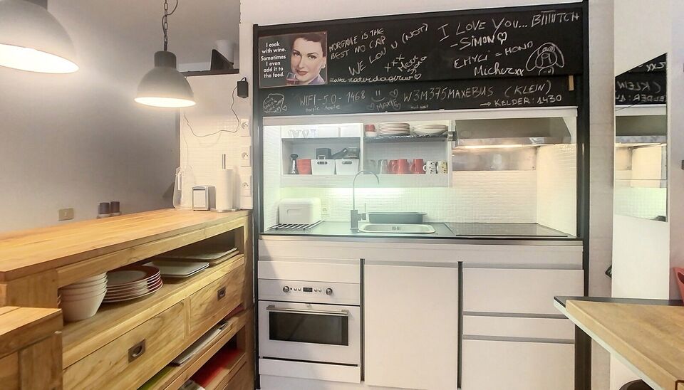 Gezellig en bemeubeld éénslaapkamer appartement, centraal gelegen tussen de hippe modewijk en het trendy Zuid. Via de lift naar eerste verdieping. Privatieve inkomhal met toegang tot toilet en vestiairekast. Lichte woonkamer (ca. 28 m²) op laminaat met