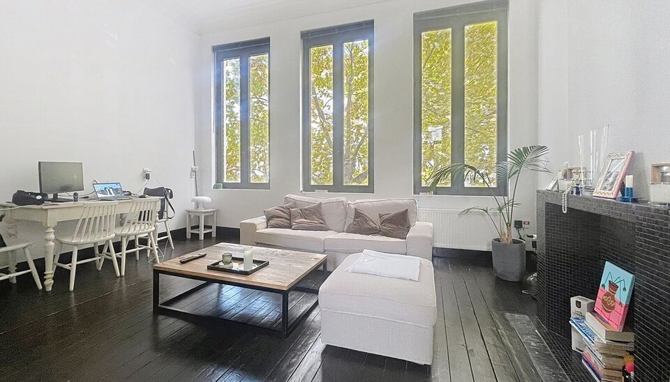 Knap bemeubeld appartement op het hippe Zuid. Vooraan ruime woonkamer (ca. 24m²) met veel natuurlijk licht op authentieke plankenvloer. Zeer groot ruimte gevoel dankzij de hoge plafonds. Aansluitend design leef-keuken voorzien van alle toestellen : koelk