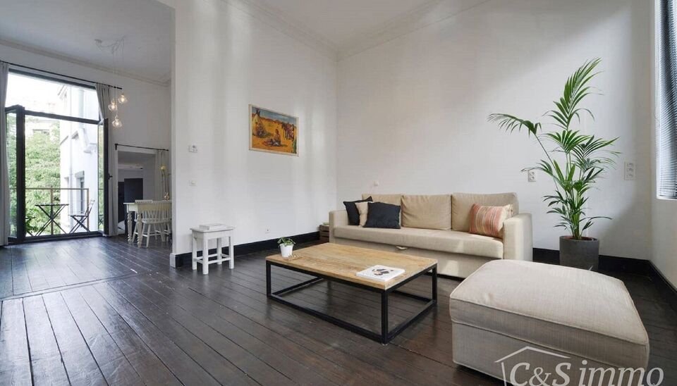 Knap bemeubeld appartement op het hippe Zuid. Vooraan ruime woonkamer (ca. 24m²) met veel natuurlijk licht op authentieke plankenvloer. Zeer groot ruimte gevoel dankzij de hoge plafonds. Aansluitend design leef-keuken voorzien van alle toestellen : koelk