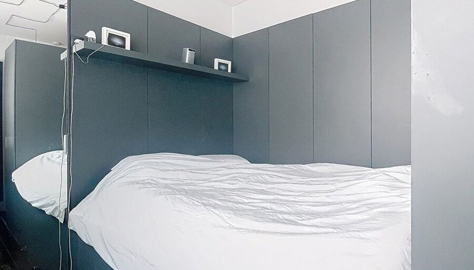 Knap bemeubeld appartement op het hippe Zuid. Vooraan ruime woonkamer (ca. 24m²) met veel natuurlijk licht op authentieke plankenvloer. Zeer groot ruimte gevoel dankzij de hoge plafonds. Aansluitend design leef-keuken voorzien van alle toestellen : koelk