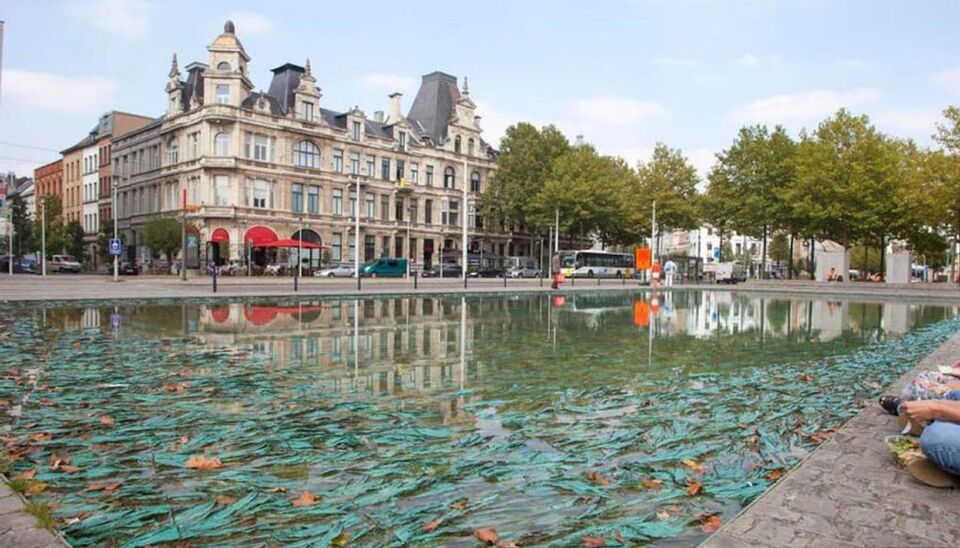 Knap bemeubeld appartement op het hippe Zuid. Vooraan ruime woonkamer (ca. 24m²) met veel natuurlijk licht op authentieke plankenvloer. Zeer groot ruimte gevoel dankzij de hoge plafonds. Aansluitend design leef-keuken voorzien van alle toestellen : koelk