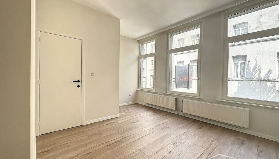 Recent volledig gerenoveerd appartement met 2 slaapkamers, gelegen op de eerste verdieping van een kleinschalig gebouw. Het appartement bevindt zich op een toplocatie nabij het centrum van Antwerpen en op wandelafstand van het Centraal Station.

De indeli