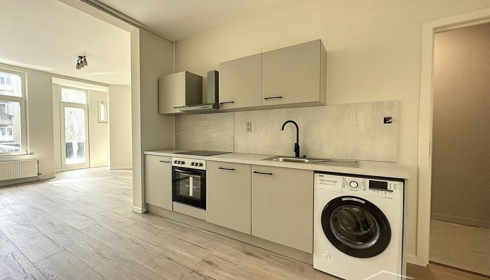 Recent volledig gerenoveerd appartement met 2 slaapkamers, gelegen op de eerste verdieping van een kleinschalig gebouw. Het appartement bevindt zich op een toplocatie nabij het centrum van Antwerpen en op wandelafstand van het Centraal Station.

De indeli