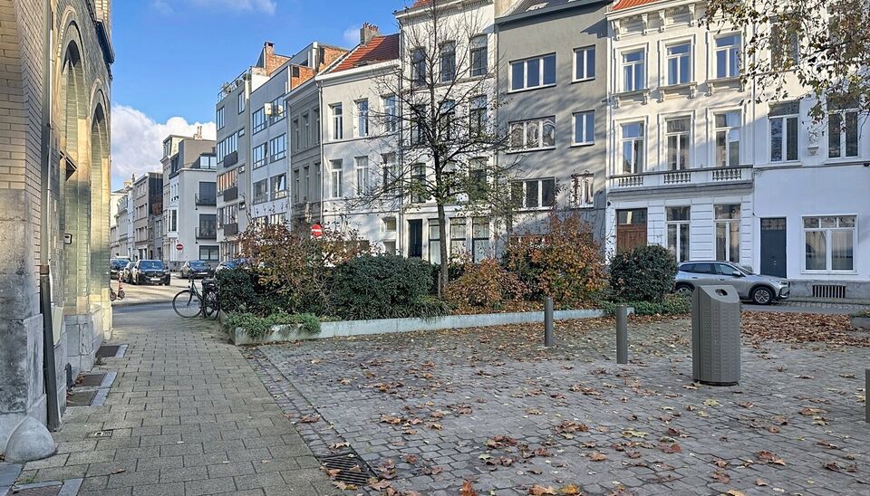Op een toplocatie, op wandelafstand van het Stadspark en de Nationale Bank, bevindt zich dit gezellige 1-slaapkamerappartement op de eerste verdieping van een klein, karaktervol gebouw met slechts 2 appartementen.
Het appartement beschikt over een lichtri