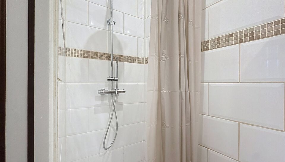 Op een toplocatie, op wandelafstand van het Stadspark en de Nationale Bank, bevindt zich dit gezellige 1-slaapkamerappartement op de eerste verdieping van een klein, karaktervol gebouw met slechts 2 appartementen.
Het appartement beschikt over een lichtri