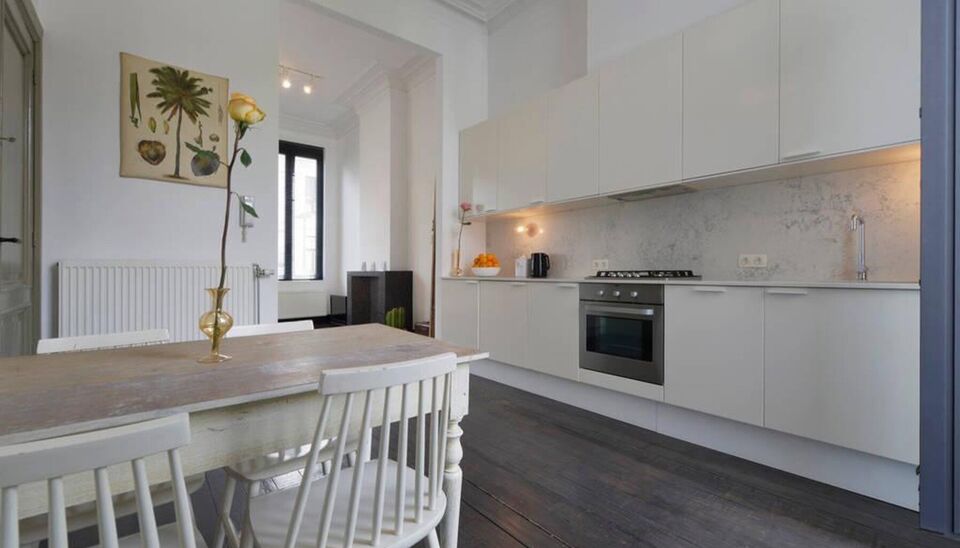 In een neoclassicistisch gebouw met slechts vier units &mdash; een zeldzaamheid &mdash; vind je een appartement waar authenticiteit niet gecounterfeit is. Hier klopt alles: licht, lijnen, en locatie. Hart van Antwerpen Zuid. Alles op wandelafstand.

- LIGGING -
K