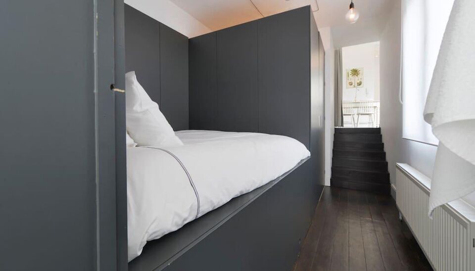 In een neoclassicistisch gebouw met slechts vier units &mdash; een zeldzaamheid &mdash; vind je een appartement waar authenticiteit niet gecounterfeit is. Hier klopt alles: licht, lijnen, en locatie. Hart van Antwerpen Zuid. Alles op wandelafstand.

- LIGGING -
K