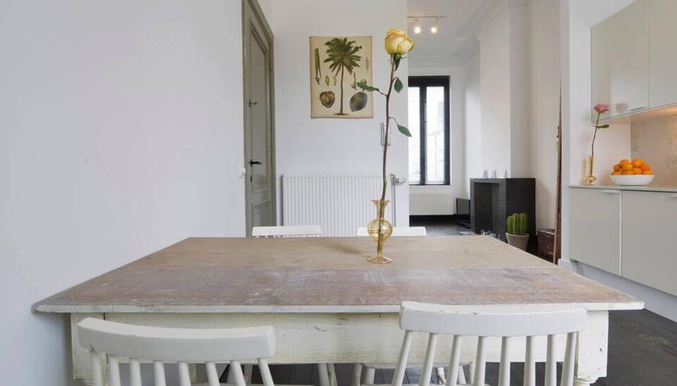 In een neoclassicistisch gebouw met slechts vier units &mdash; een zeldzaamheid &mdash; vind je een appartement waar authenticiteit niet gecounterfeit is. Hier klopt alles: licht, lijnen, en locatie. Hart van Antwerpen Zuid. Alles op wandelafstand.

- LIGGING -
K