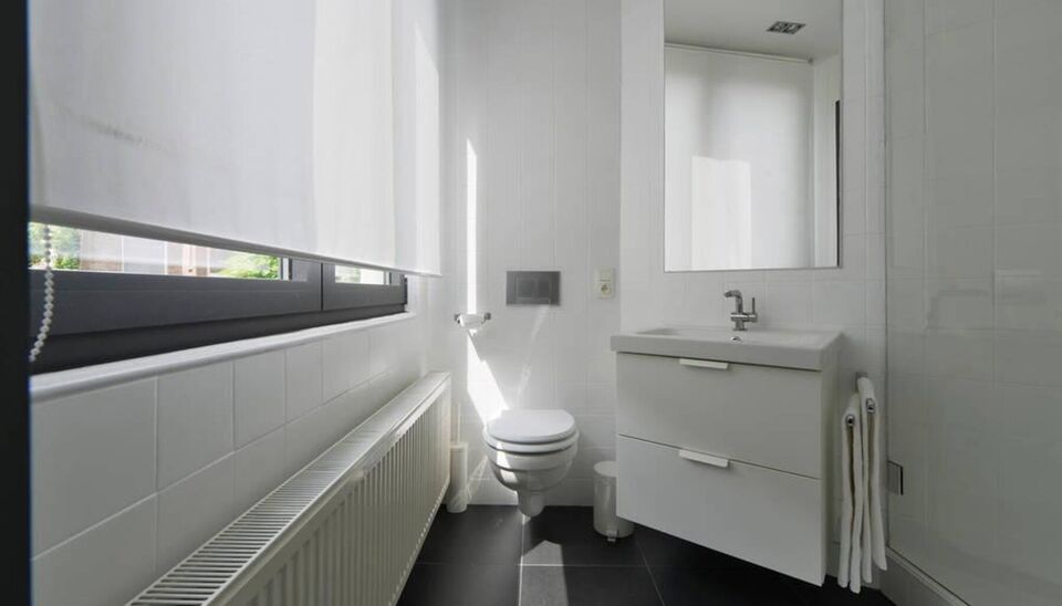 In een neoclassicistisch gebouw met slechts vier units &mdash; een zeldzaamheid &mdash; vind je een appartement waar authenticiteit niet gecounterfeit is. Hier klopt alles: licht, lijnen, en locatie. Hart van Antwerpen Zuid. Alles op wandelafstand.

- LIGGING -
K