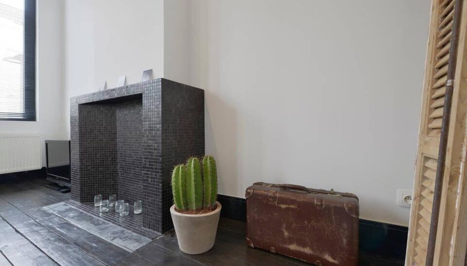 In een neoclassicistisch gebouw met slechts vier units &mdash; een zeldzaamheid &mdash; vind je een appartement waar authenticiteit niet gecounterfeit is. Hier klopt alles: licht, lijnen, en locatie. Hart van Antwerpen Zuid. Alles op wandelafstand.

- LIGGING -
K