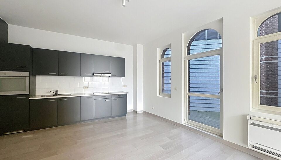 Op een toplocatie, op wandelafstand van de Theaterbuurt, bevindt zich dit gezellige 1-slaapkamerappartement op de eerste verdieping van een klein, karaktervol gebouw met slechts 2 appartementen.
Het appartement beschikt over een lichtrijke woonkamer met o