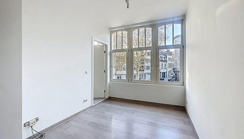 Op een toplocatie, op wandelafstand van de Theaterbuurt, bevindt zich dit gezellige 1-slaapkamerappartement op de eerste verdieping van een klein, karaktervol gebouw met slechts 2 appartementen.
Het appartement beschikt over een lichtrijke woonkamer met o