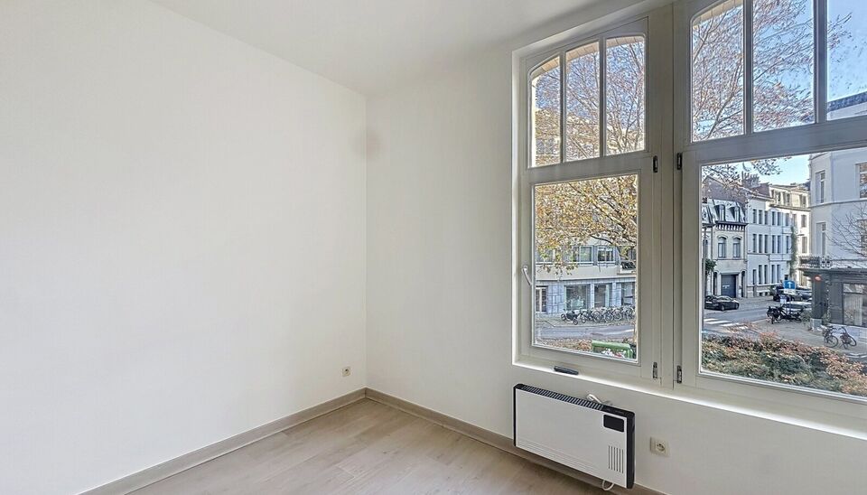Op een toplocatie, op wandelafstand van de Theaterbuurt, bevindt zich dit gezellige 1-slaapkamerappartement op de eerste verdieping van een klein, karaktervol gebouw met slechts 2 appartementen.
Het appartement beschikt over een lichtrijke woonkamer met o