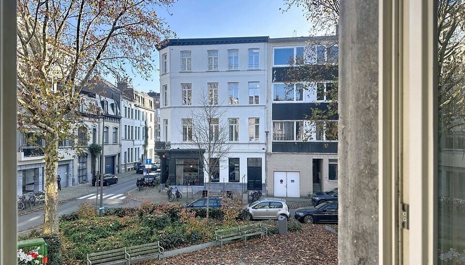 Op een toplocatie, op wandelafstand van de Theaterbuurt, bevindt zich dit gezellige 1-slaapkamerappartement op de eerste verdieping van een klein, karaktervol gebouw met slechts 2 appartementen.
Het appartement beschikt over een lichtrijke woonkamer met o