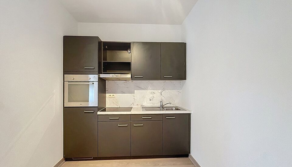 Op een toplocatie, op wandelafstand van de Theaterbuurt, bevindt zich dit gezellige 1-slaapkamerappartement op de tweede verdieping van een klein, karaktervol gebouw met slechts 2 appartementen.
Het appartement beschikt over een lichtrijke woonkamer met o