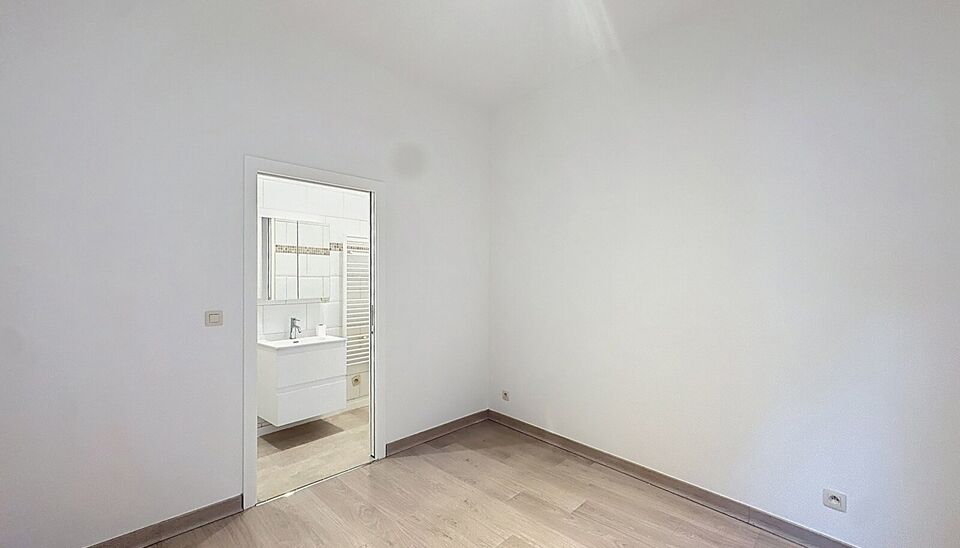 Op een toplocatie, op wandelafstand van de Theaterbuurt, bevindt zich dit gezellige 1-slaapkamerappartement op de tweede verdieping van een klein, karaktervol gebouw met slechts 2 appartementen.
Het appartement beschikt over een lichtrijke woonkamer met o