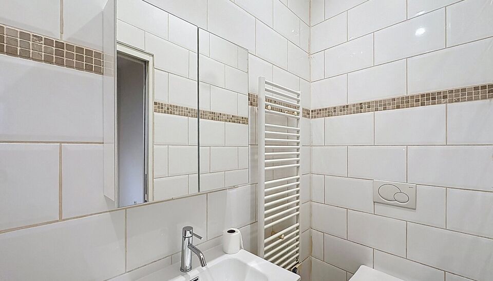 Op een toplocatie, op wandelafstand van de Theaterbuurt, bevindt zich dit gezellige 1-slaapkamerappartement op de tweede verdieping van een klein, karaktervol gebouw met slechts 2 appartementen.
Het appartement beschikt over een lichtrijke woonkamer met o