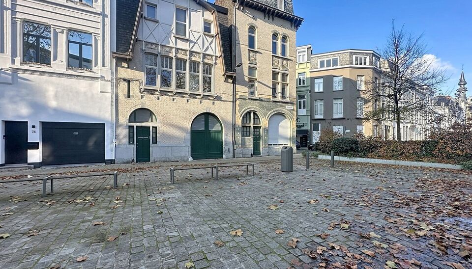 Op een toplocatie, op wandelafstand van de Theaterbuurt, bevindt zich dit gezellige 1-slaapkamerappartement op de tweede verdieping van een klein, karaktervol gebouw met slechts 2 appartementen.
Het appartement beschikt over een lichtrijke woonkamer met o