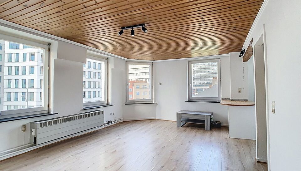 In het centrum van Antwerpen, vlakbij het Centraal Station, bevindt zich dit charmante appartement met een gunstige hoekligging, waardoor je geniet van veel natuurlijke lichtinval. Het appartement beschikt over een gezellige leefruimte met een open keuken