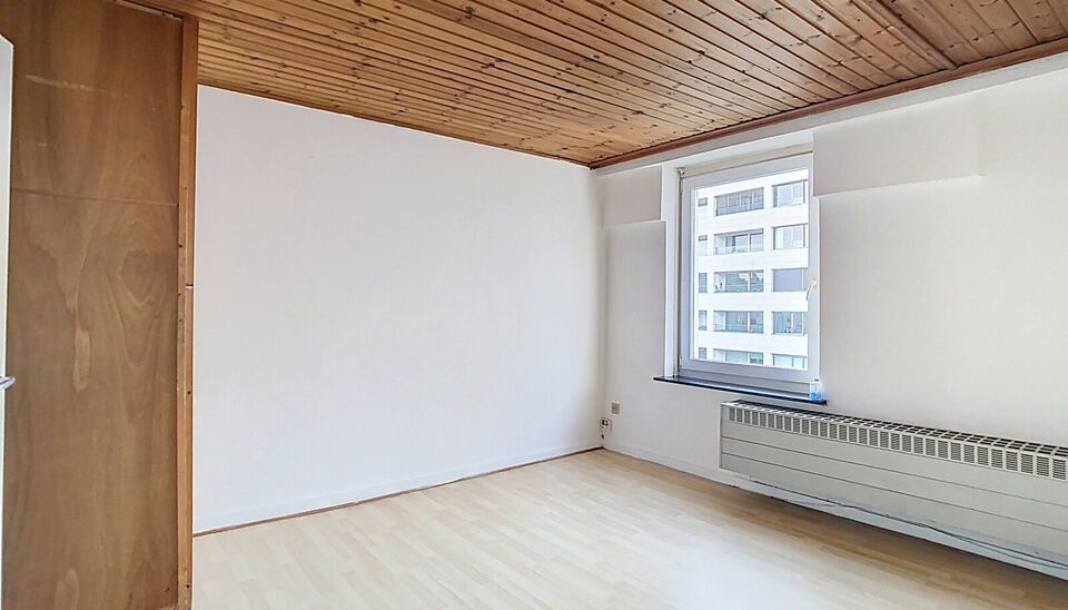 In het centrum van Antwerpen, vlakbij het Centraal Station, bevindt zich dit charmante appartement met een gunstige hoekligging, waardoor je geniet van veel natuurlijke lichtinval. Het appartement beschikt over een gezellige leefruimte met een open keuken