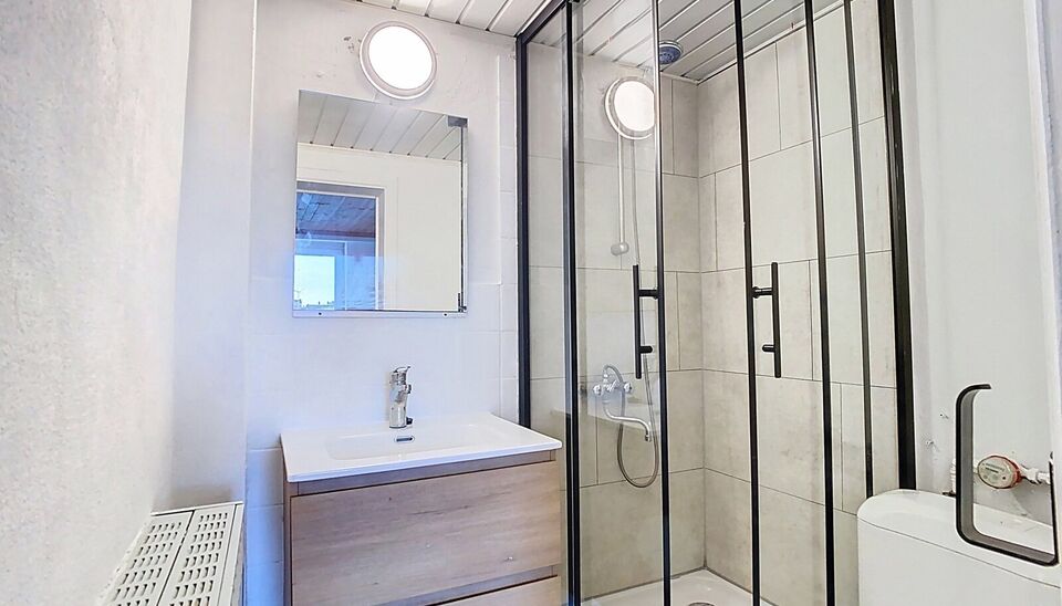 In het centrum van Antwerpen, vlakbij het Centraal Station, bevindt zich dit charmante appartement met een gunstige hoekligging, waardoor je geniet van veel natuurlijke lichtinval. Het appartement beschikt over een gezellige leefruimte met een open keuken