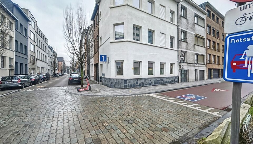 In het centrum van Antwerpen, vlakbij het Centraal Station, bevindt zich dit charmante appartement met een gunstige hoekligging, waardoor je geniet van veel natuurlijke lichtinval. Het appartement beschikt over een gezellige leefruimte met een open keuken
