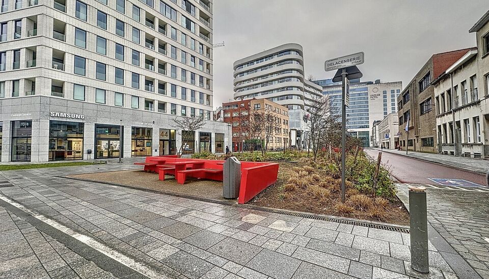 In het centrum van Antwerpen, vlakbij het Centraal Station, bevindt zich dit charmante appartement met een gunstige hoekligging, waardoor je geniet van veel natuurlijke lichtinval. Het appartement beschikt over een gezellige leefruimte met een open keuken