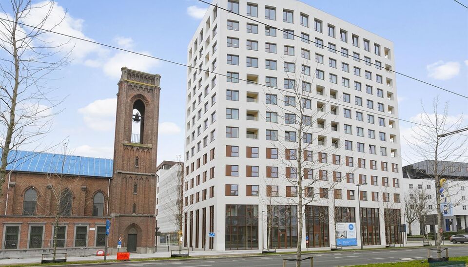 Verzorgd volledig ingericht hoekappartement op de 8e verdieping met een open uitzicht op het MAS en over de Leie. Inkomhal met vestiairekast en apart toilet. Ruime woon- en eetkamer op parketvloer (ca. 36m&sup2;) welke toegang geeft tot het overdekte terras. 